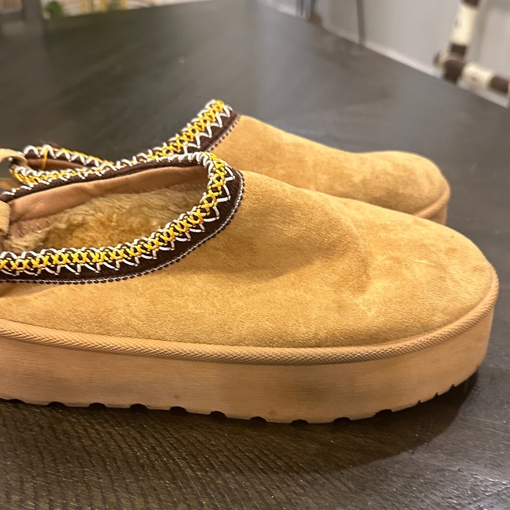 Dazzle Women's Tan Slippers - Picture 5 of 8